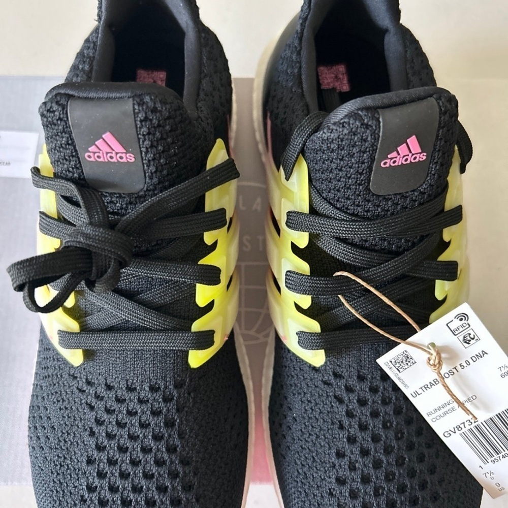 (NWT) Adidas Ultraboost 5.0 DNA Women’s, Size: 9 - Picture 4 of 11